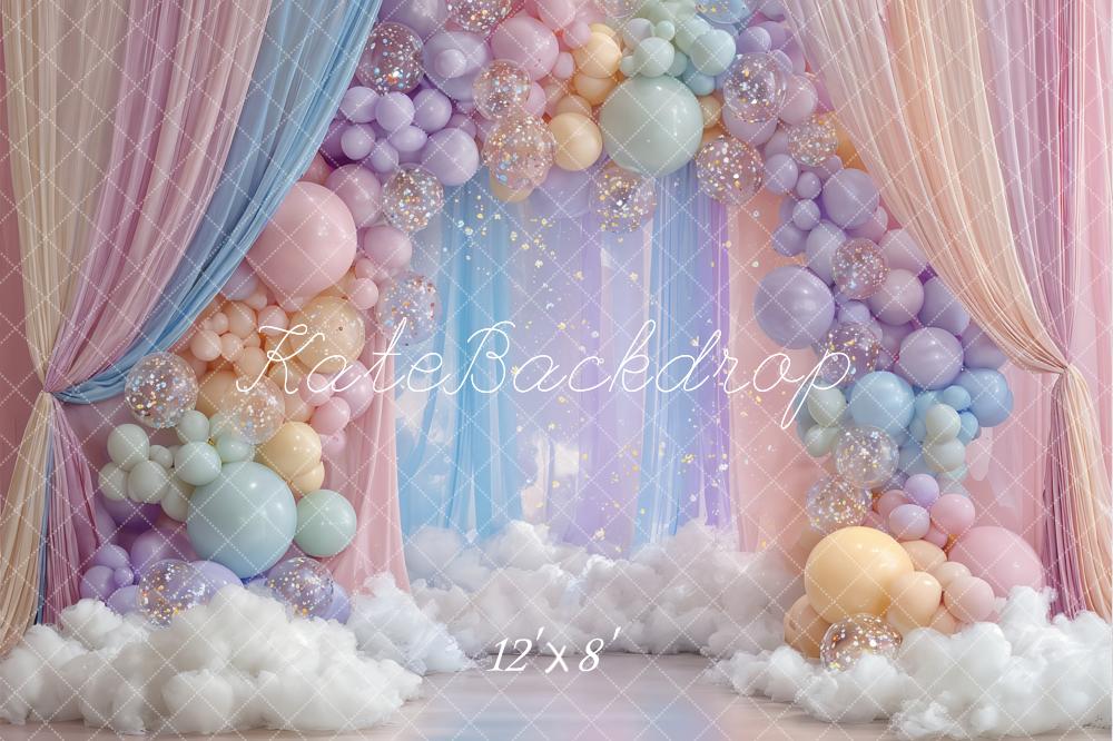 Kate Arc Ballons Pastel Rideaux Nuages Toile de fond conçue par Ashley Paul - Kate Backdrop FR