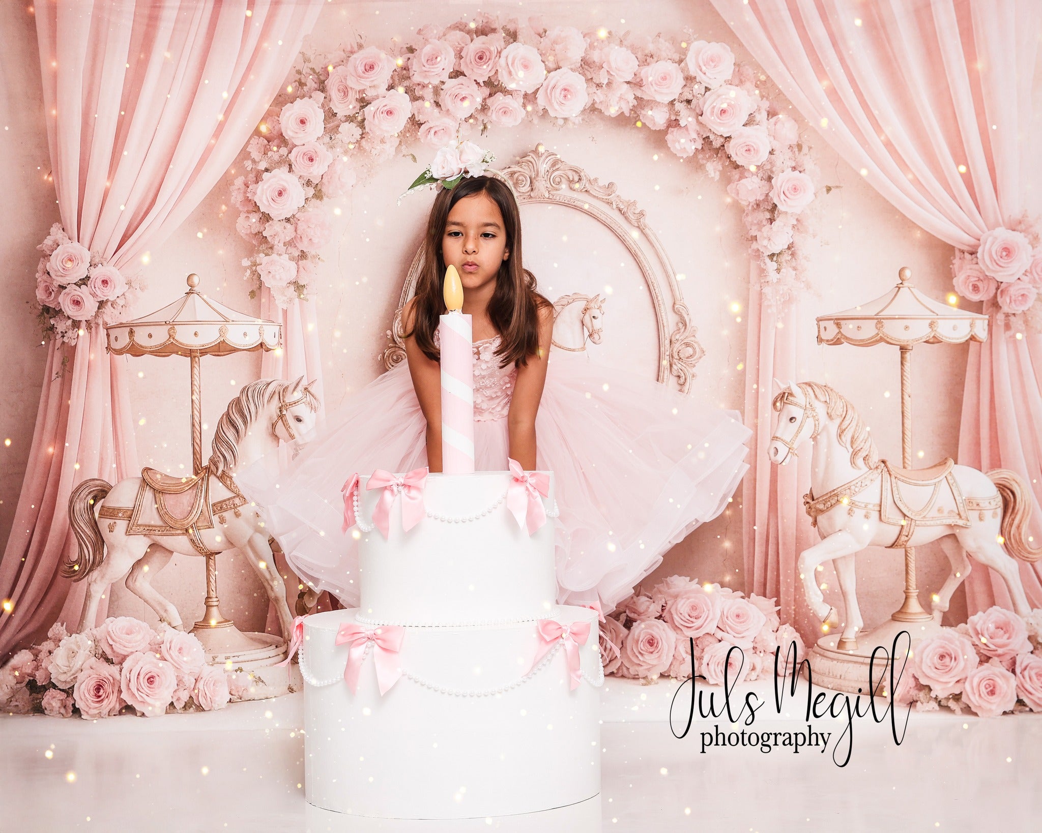 Kate Anniversaire Carrousel Rêves Rose Fleurs Toile de fond conçu par Ashley Paul - Kate Backdrop FR
