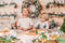 Kate Noël Cuisine Blanc Armoires Lumière Toile de fond conçue par Emetselch - Kate Backdrop FR