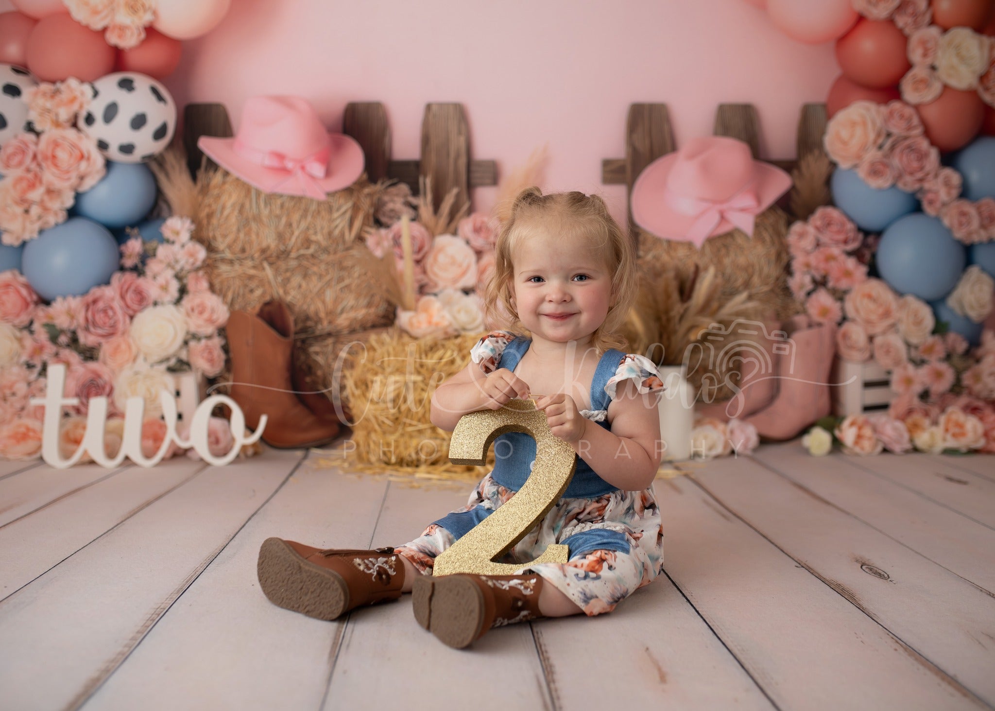 Kate Cowgirl Western Fleurs Rose Anniversaire Toile de fond conçue par Patty Roberts - Kate Backdrop FR