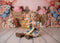 Kate Cowgirl Western Fleurs Rose Anniversaire Toile de fond conçue par Patty Roberts - Kate Backdrop FR