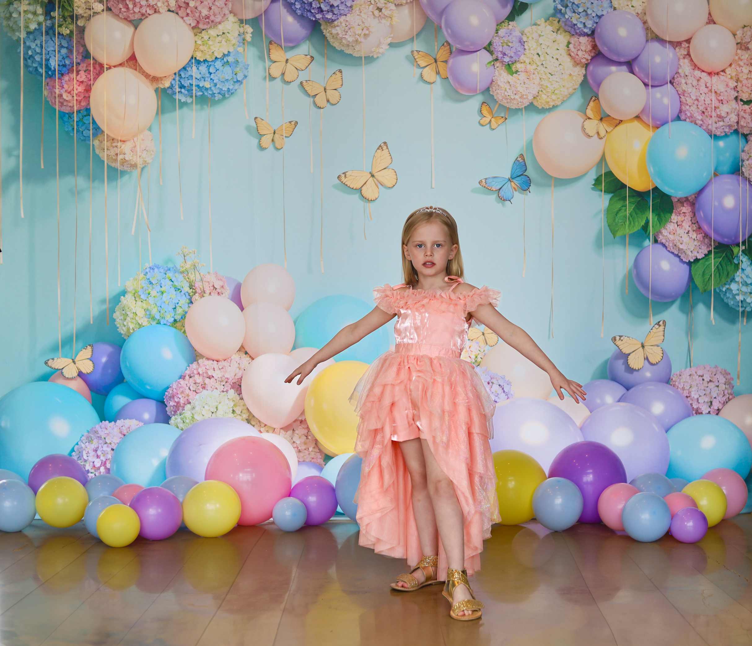 Kate Ballons colorés Papillon Mur Anniversaire Toile de fond conçue par Emetselch