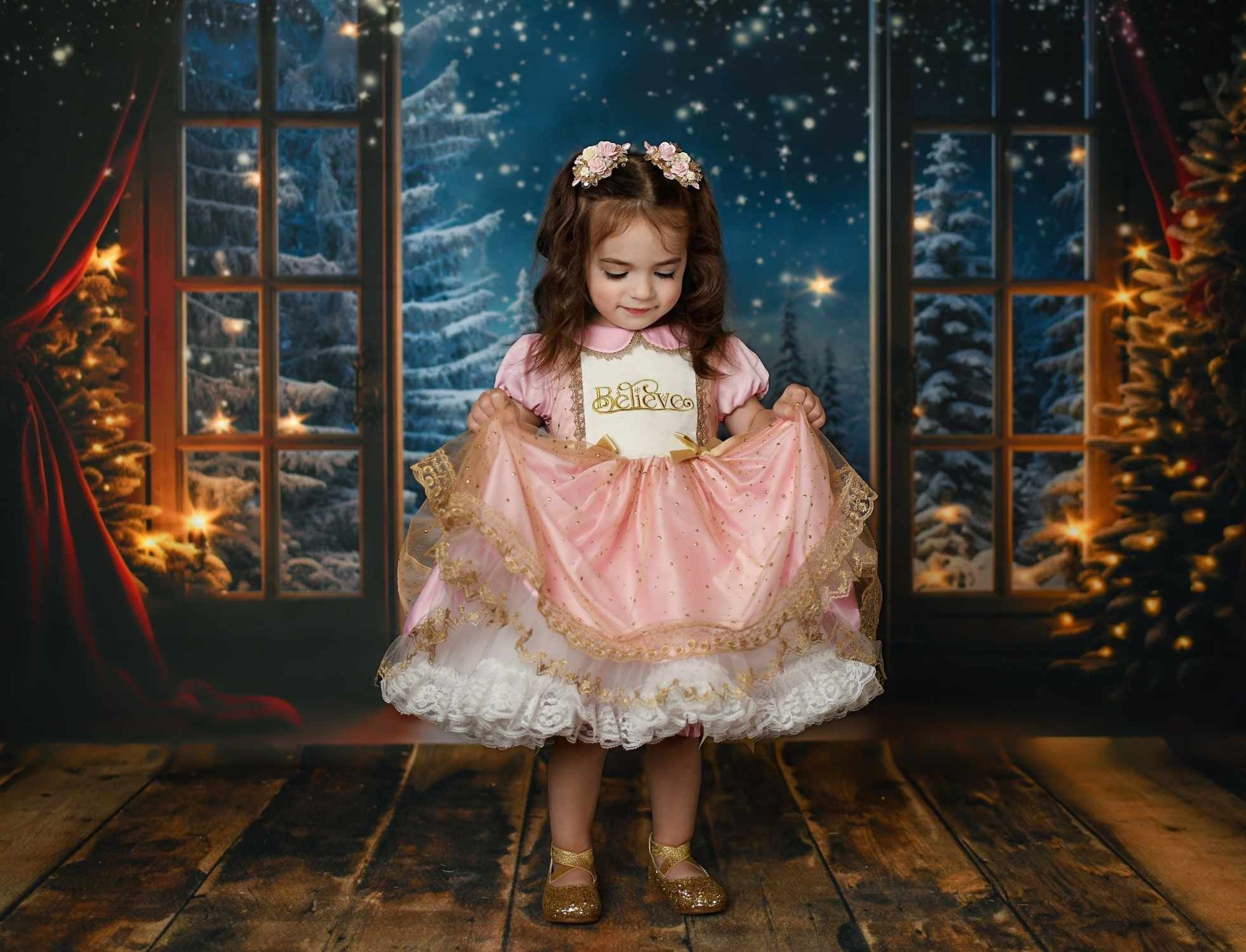 Kate Hiver Noël Arbres Neige Fenêtre Points dorés Toile de fond conçue par Mini MakeBelieve - Kate Backdrop FR