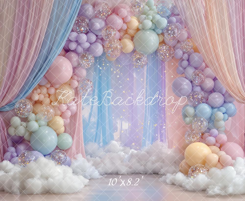 Kate Arc Ballons Pastel Rideaux Nuages Toile de fond conçue par Ashley Paul - Kate Backdrop FR