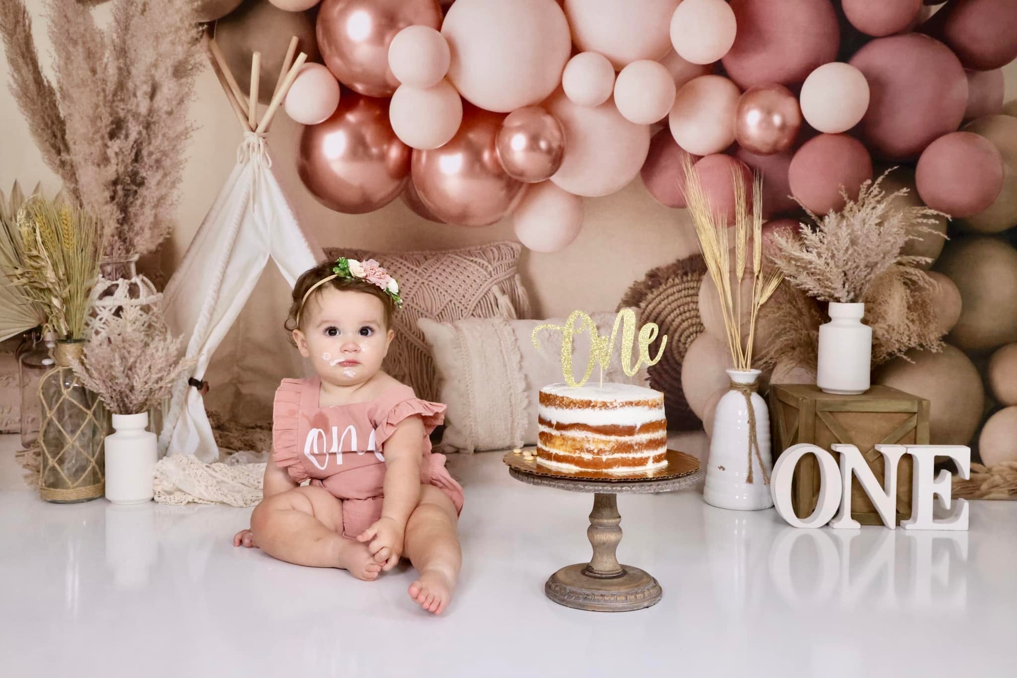 Kate Tente Boho Ballons Anniversaire Toile de fond en Laine conçue par Mandy Ringe - Kate Backdrop FR