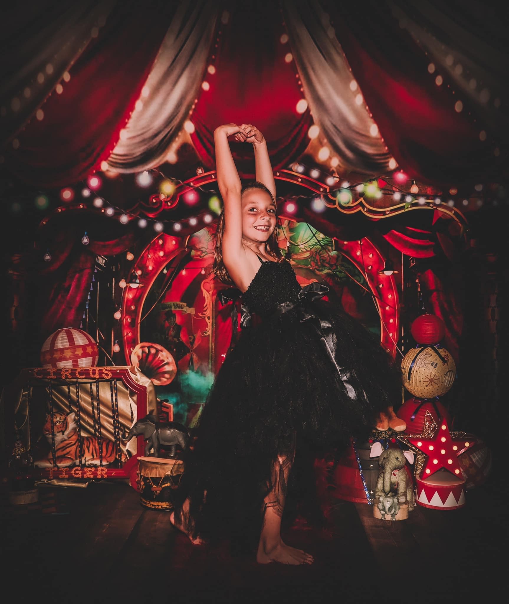 Kate Cirque Rouge Lumières colorées Toile de fond conçue par Rosabell Photographie