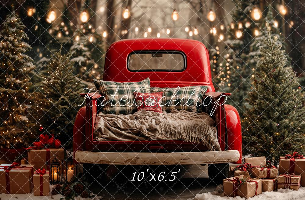 Kate Noël Camion Rouge Forêt Sapins Toile de fond conçue par Emetselch - Kate Backdrop FR