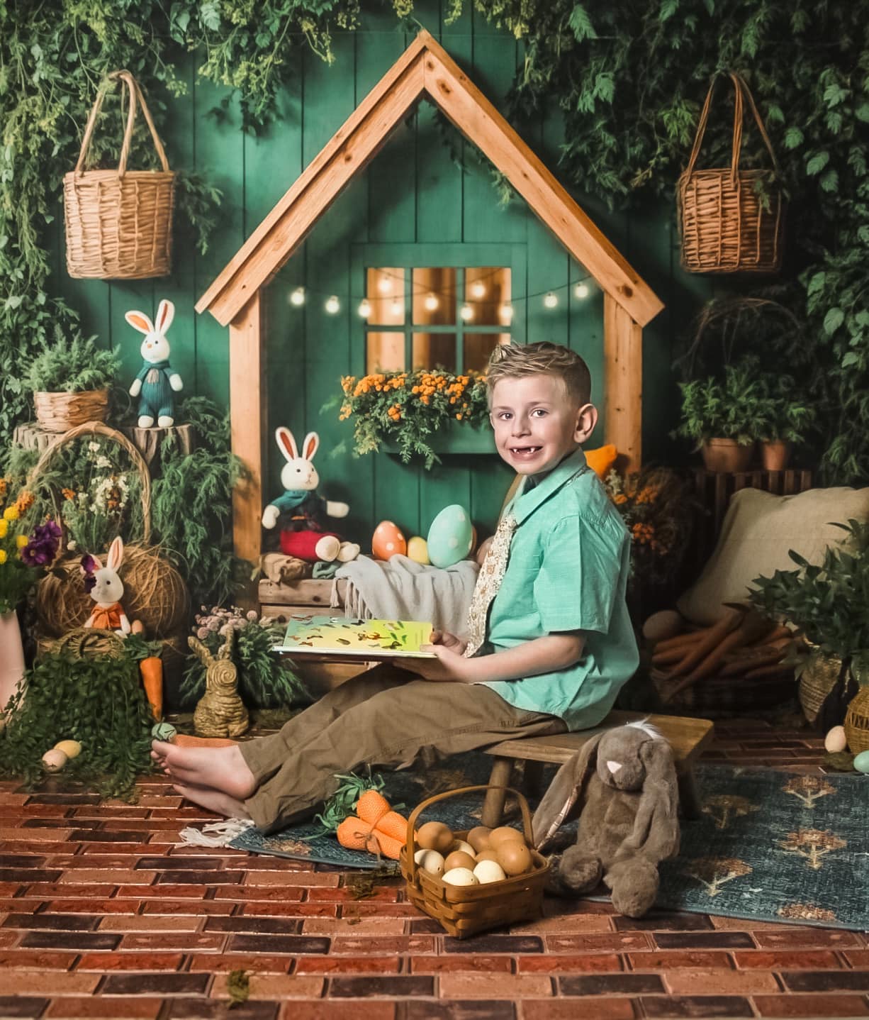 Kate Pâques Lapin Maison Jardin Vert Toile de fond conçue par Emetselch