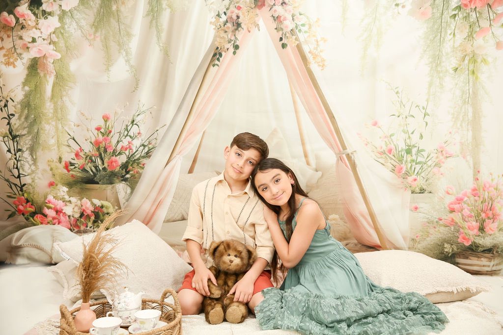 Kate Blanc Printemps Tipi Fleurs Toile de fond conçue par Patty Roberts - Kate Backdrop FR