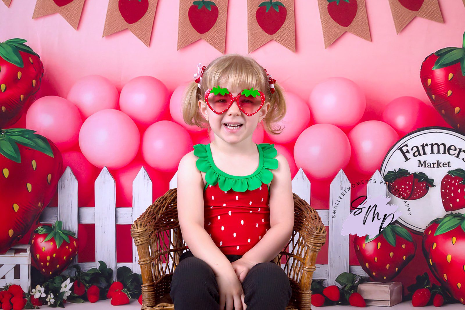 Kate Anniversaire Fraises Marché Toile de fond conçue par Patty Roberts - Kate Backdrop FR