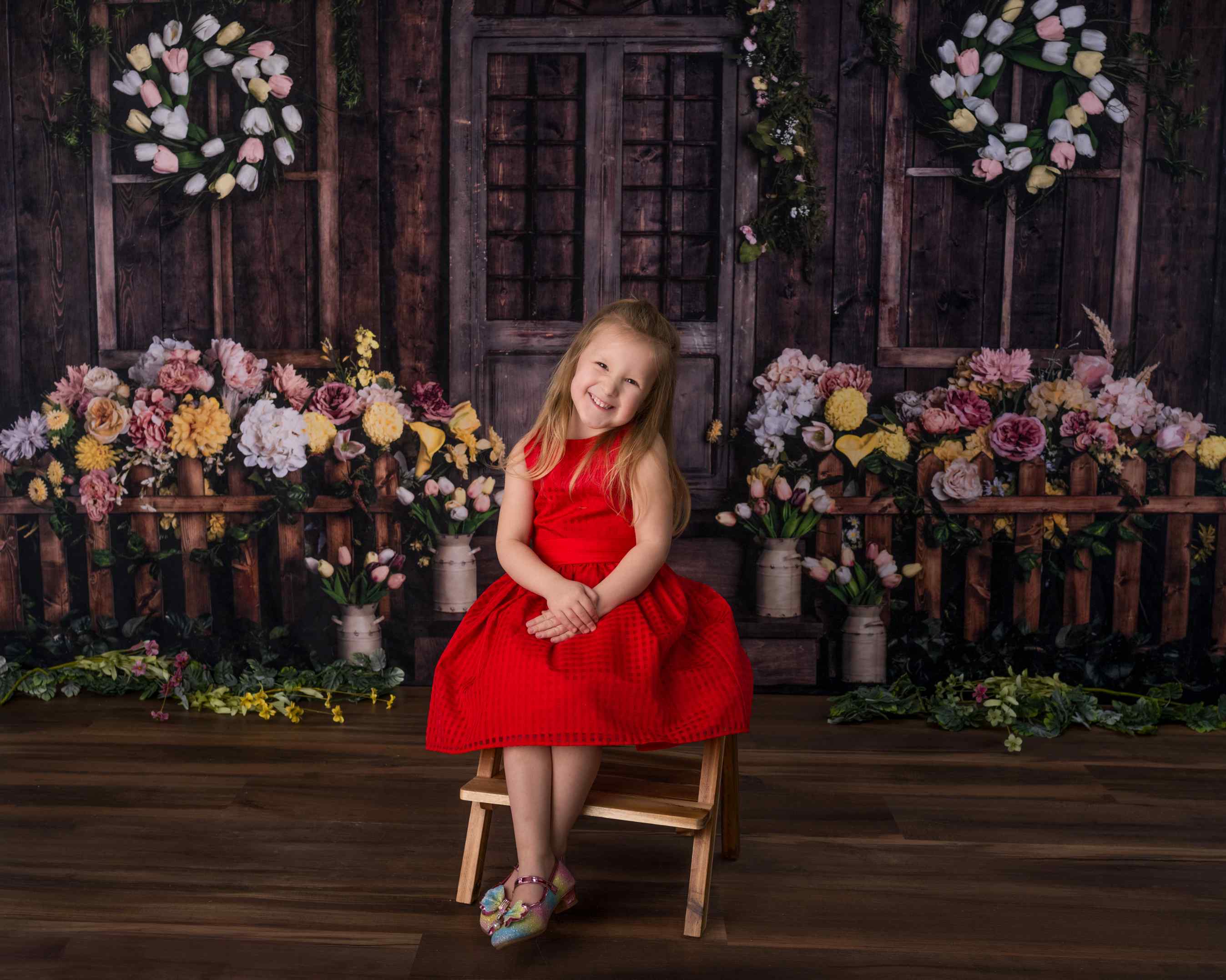 Kate Fleurs Chalet Porte Bois sombre Printemps Toile de fond conçue par Rose Abbas - Kate Backdrop FR