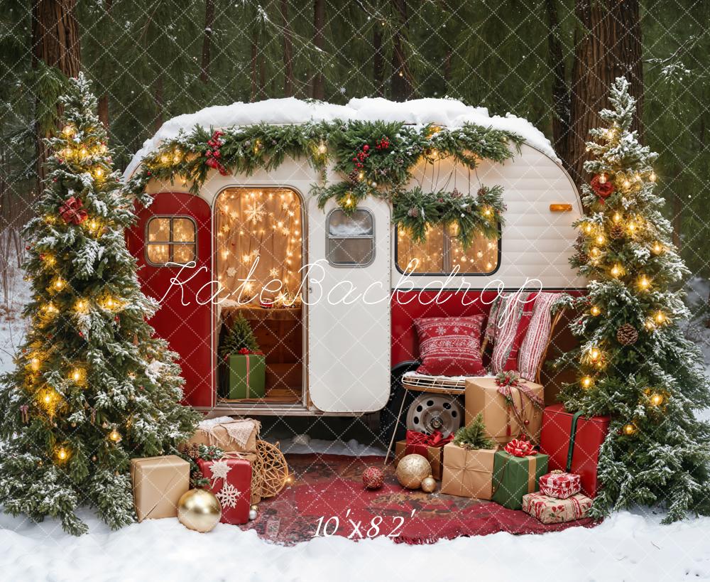 Kate Noël Caravane Sapins Neige Toile de fond conçue par Emetselch - Kate Backdrop FR