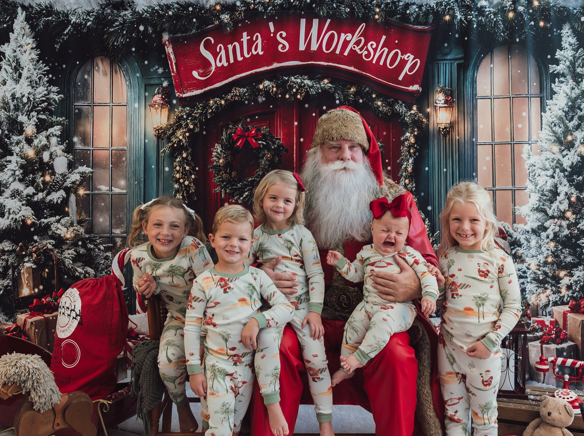 Kate Noël Porte Rouge Neige Cadeaux Toile de fond conçue par Emetselch - Kate Backdrop FR