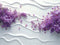 Kate Fleurs Violettes Ondes Blanches Toile de fond conçue par Mini MakeBelieve