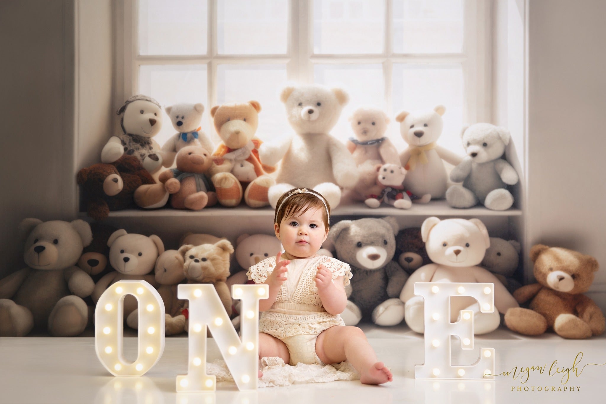 Kate Crème Ours en peluche Fenêtre Toile de fond conçue par Megan Leigh - Kate Backdrop FR