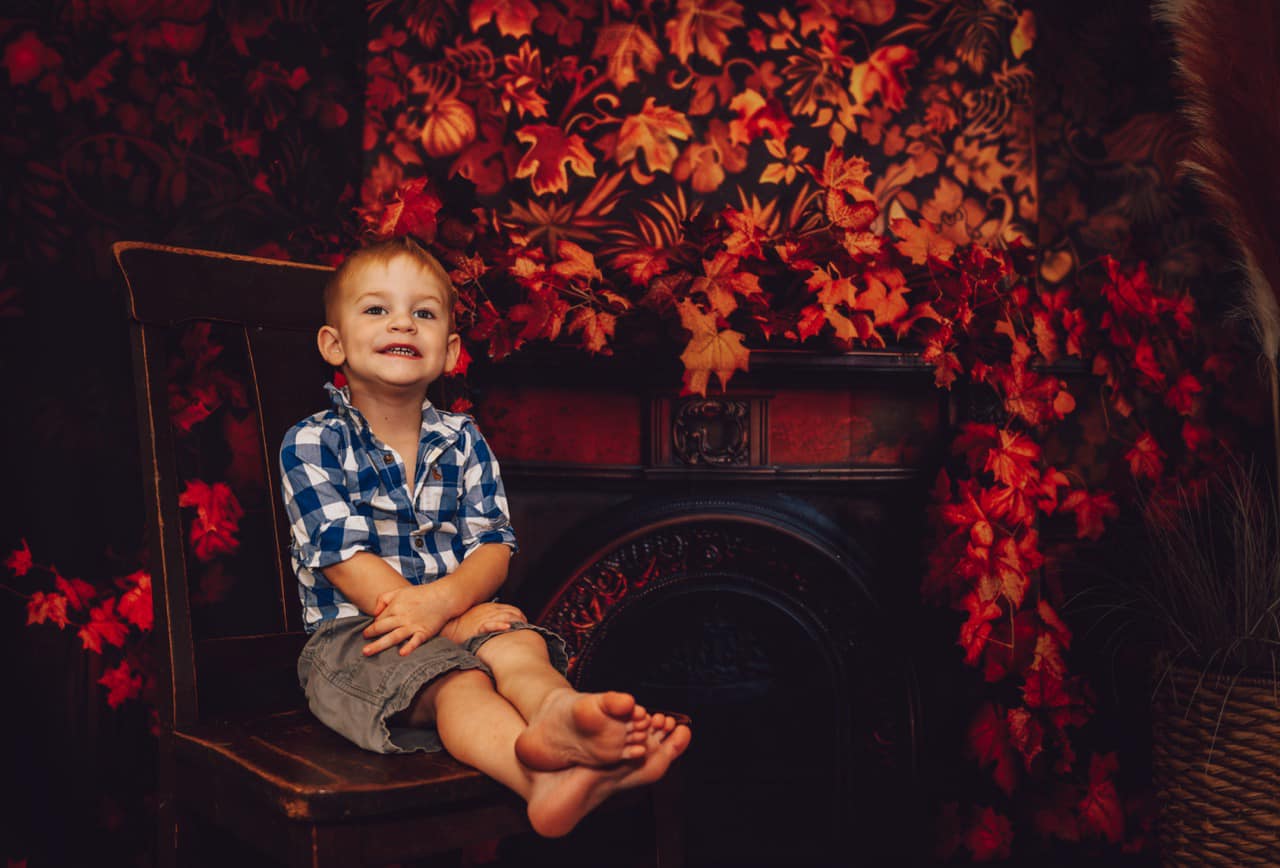 Kate Automne Cheminée Feuilles d'érable Rouge Toile de fond conçue par Mini MakeBelieve - Kate Backdrop FR