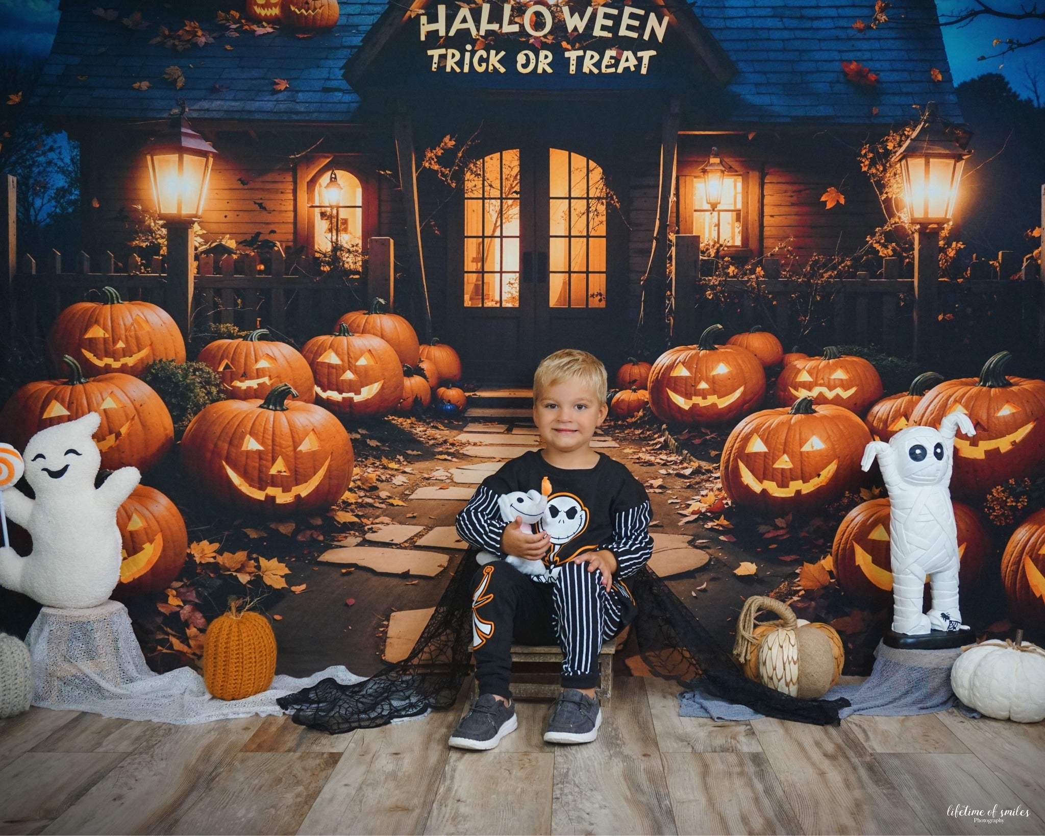 Kate Halloween Extérieur Forêt Citrouille Chalet Toile de fond conçue par Emetselch - Kate Backdrop FR