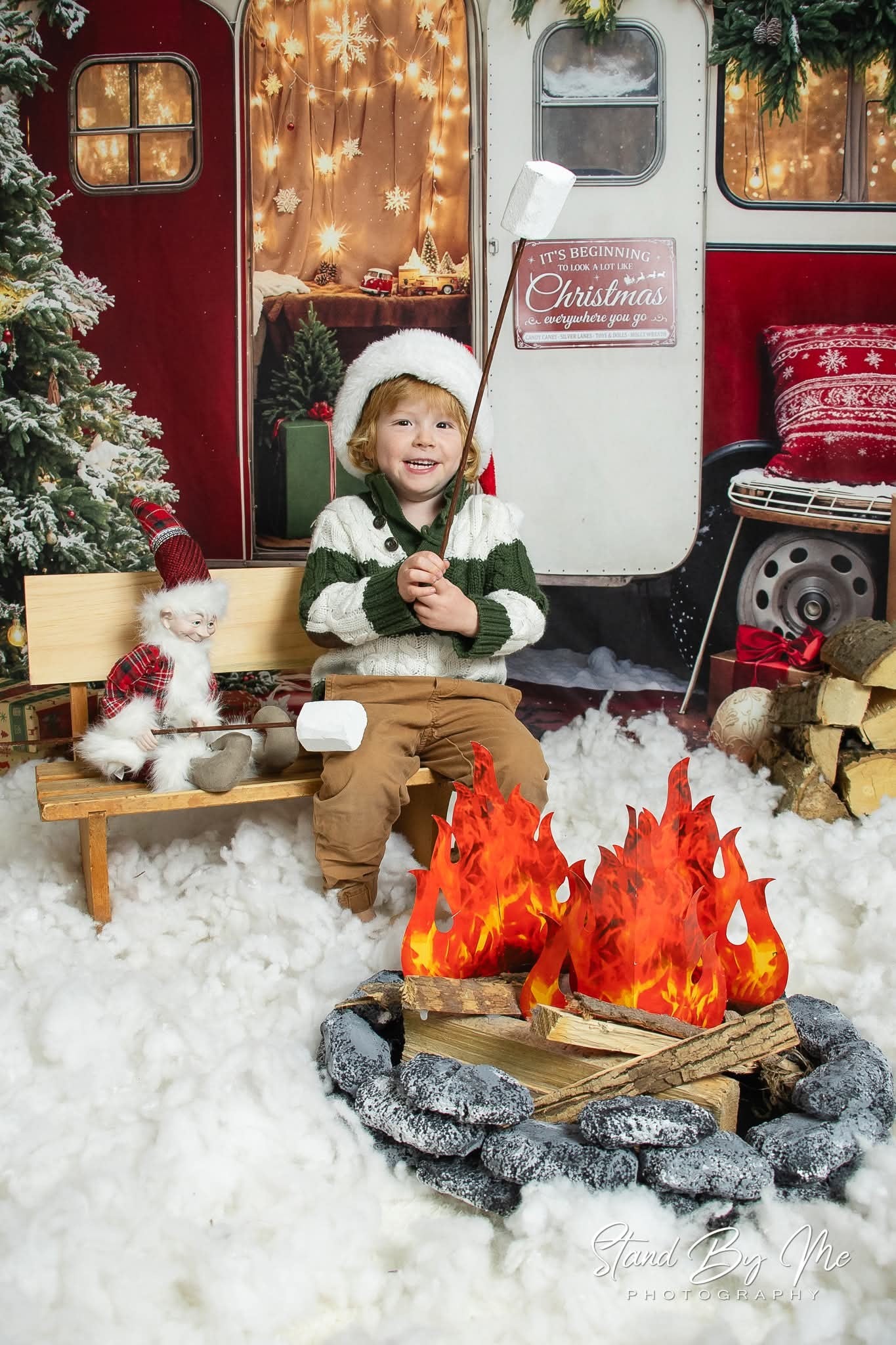 Kate Noël Caravane Sapins Neige Toile de fond conçue par Emetselch
