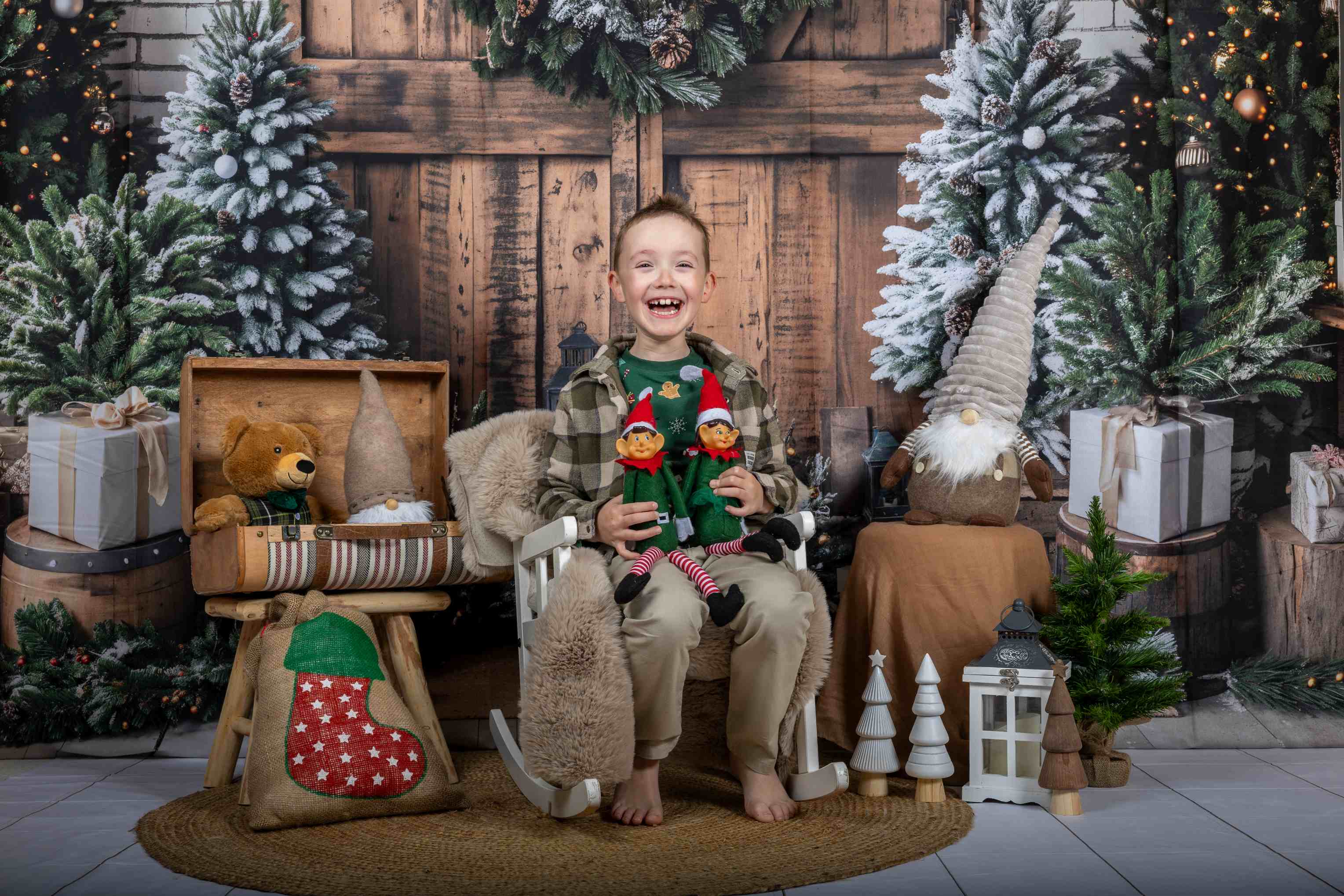 Kate Sapin de Noël Porte en bois Brun Grange Toile de fond conçue par Emetselch