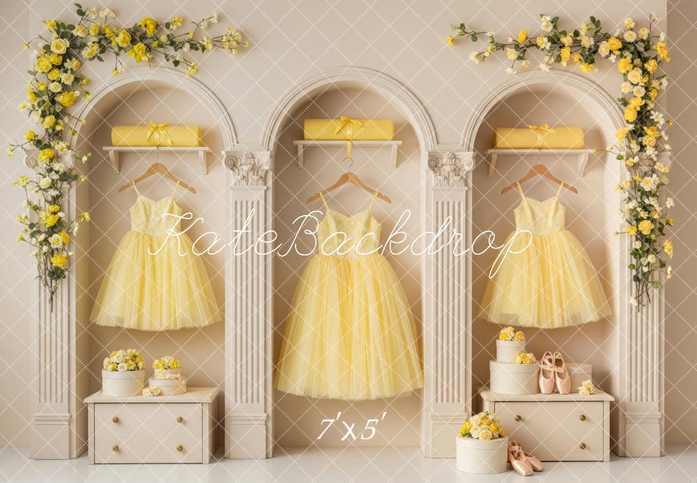 Kate Robes Jaunes Arche Fleurs Toile de fond conçue par Patty Roberts
