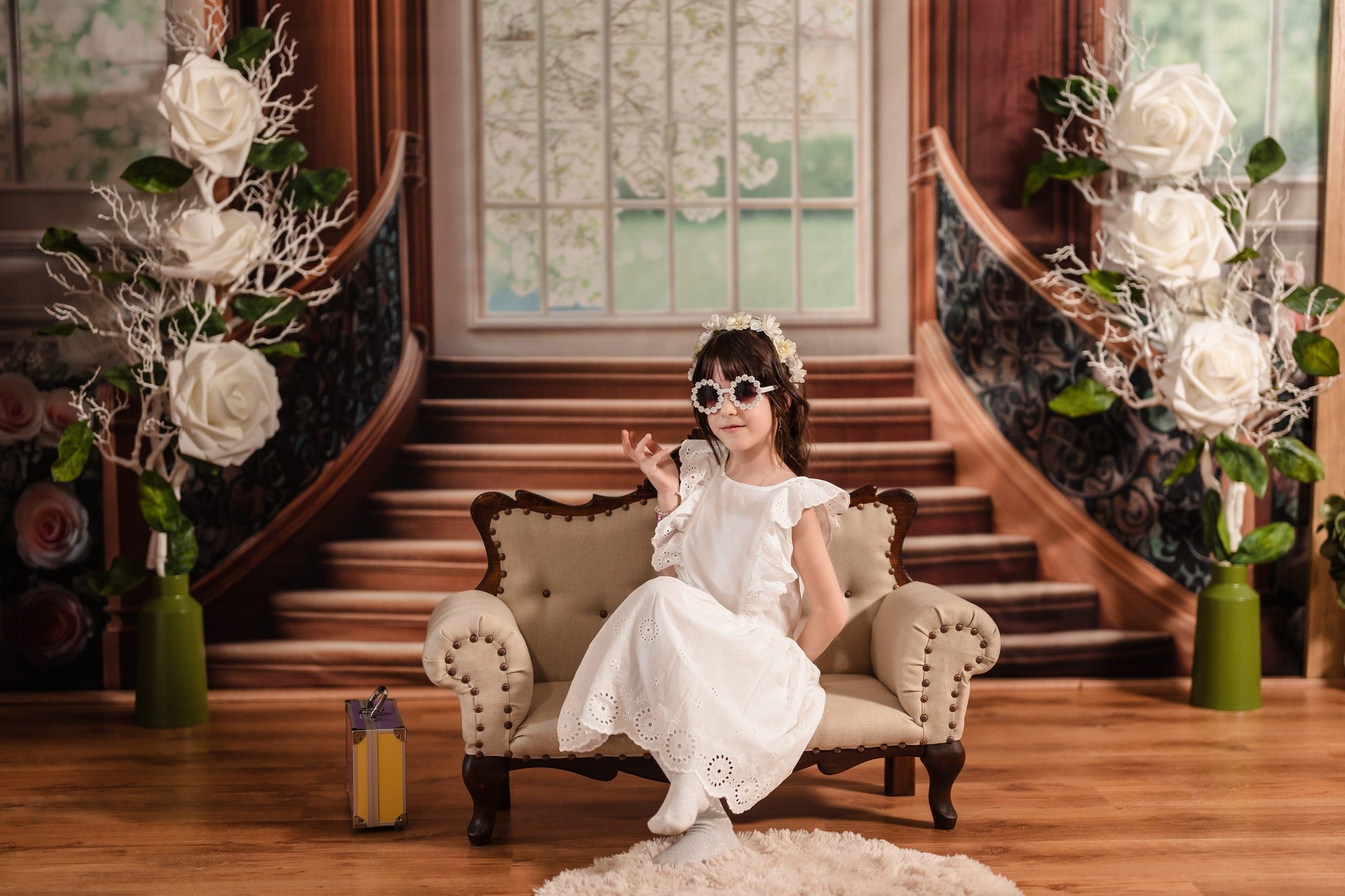 Kate Rétro Fenêtre Escalier Fleurs Printemps Toile de fond conçue par Mini MakeBelieve - Kate Backdrop FR
