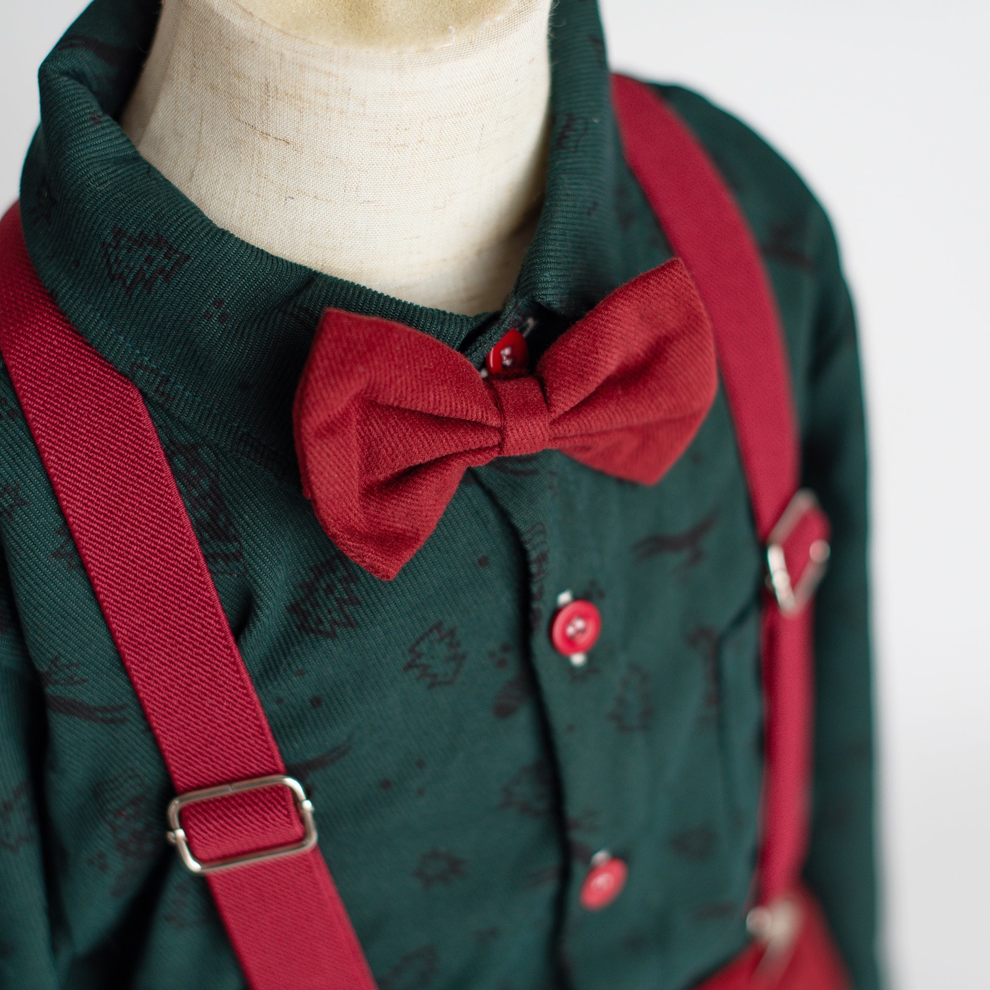 Kate Noël Chemise Verte et Salopette Rouge pour Enfants - Kate Backdrop FR