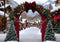 Kate Noël Village Arc Sapins Neige Toile de fond conçue par Mini MakeBelieve - Kate Backdrop FR