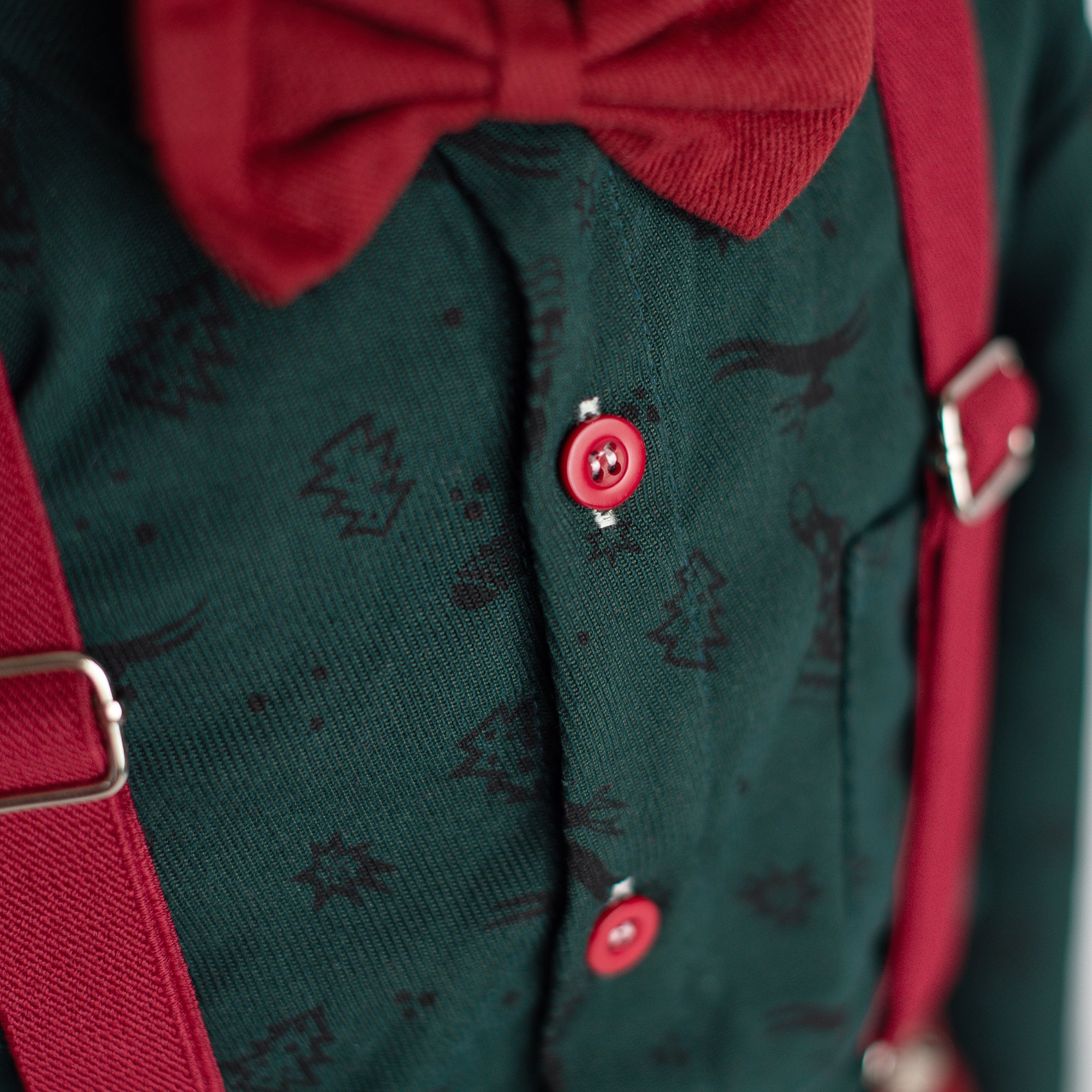 Kate Noël Chemise Verte et Salopette Rouge pour Enfants - Kate Backdrop FR