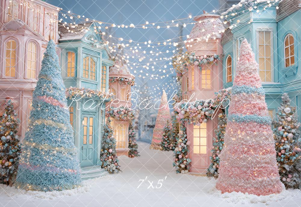 Kate Noël Maisons Pastel Sapins Lumières Toile de fond conçue par Ashley Paul