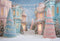 Kate Noël Maisons Pastel Sapins Lumières Toile de fond conçue par Ashley Paul