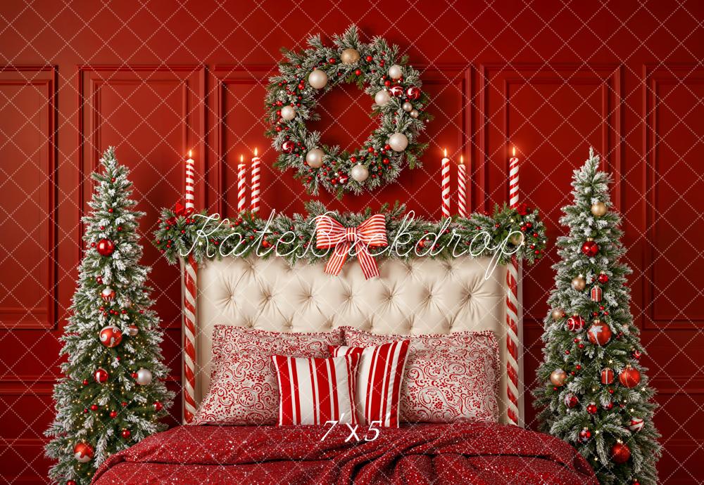 Kate Noël Rouge Lit Sapins Couronne Toile de fond conçue par Emetselch - Kate Backdrop FR