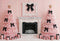 Kate Noël Cheminée Sapins Cadeaux Rose Toile de fond conçue par Ashley Paul - Kate Backdrop FR