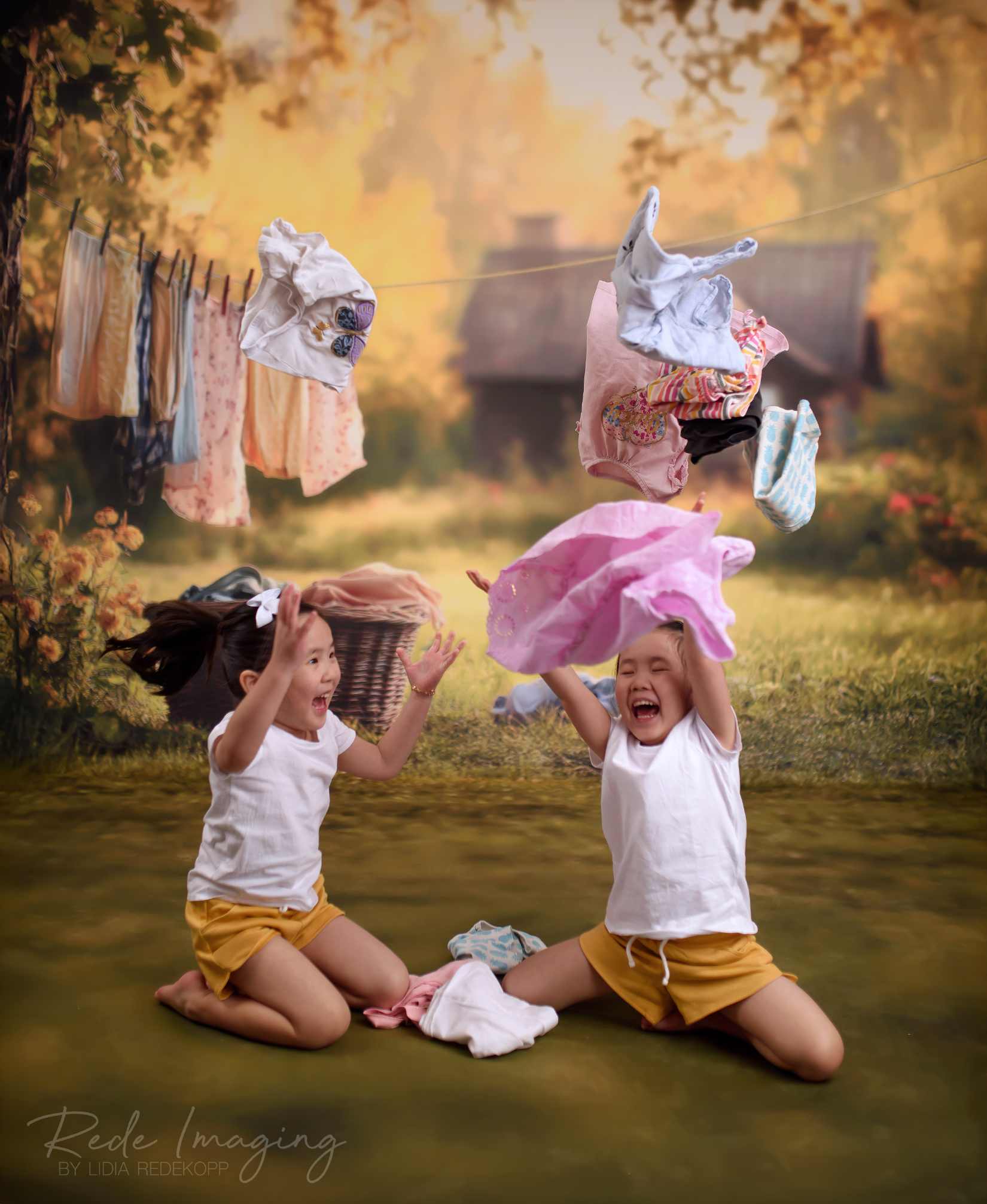 Toile de fond photographie Kate Sweep Mur-à-Sol Printemps avec corde à linge et chalet champêtre. Idéale pour séances photo thématiques.