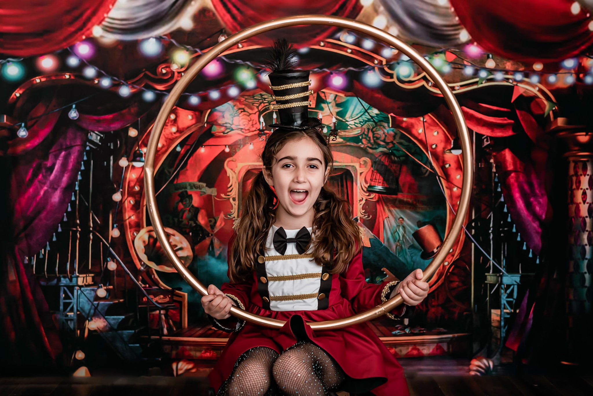 Kate Cirque Rouge Lumières colorées Toile de fond conçue par Rosabell Photographie
