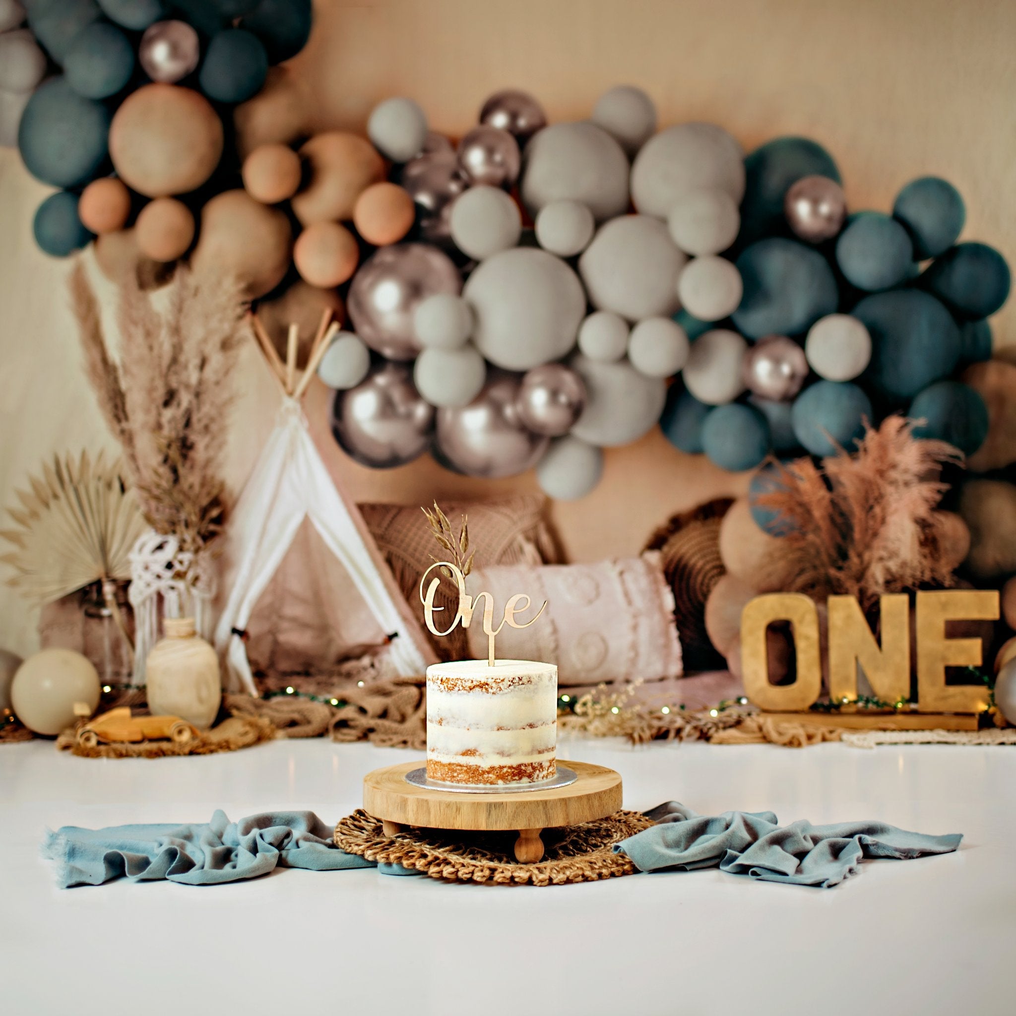 Offres Éclair-Kate Tente Boho Ballons Bleu & Brun Toile de fond en Laine conçue par Mandy Ringe - Kate Backdrop FR
