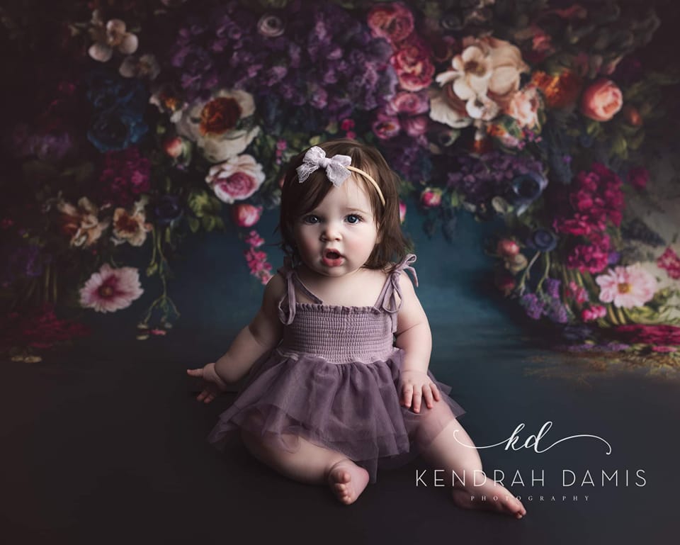 Offres Éclair-Kate Sarcelle foncée Fleurs Beaux-arts Toile de fond en Laine conçue par Mini MakeBelieve - Kate Backdrop FR