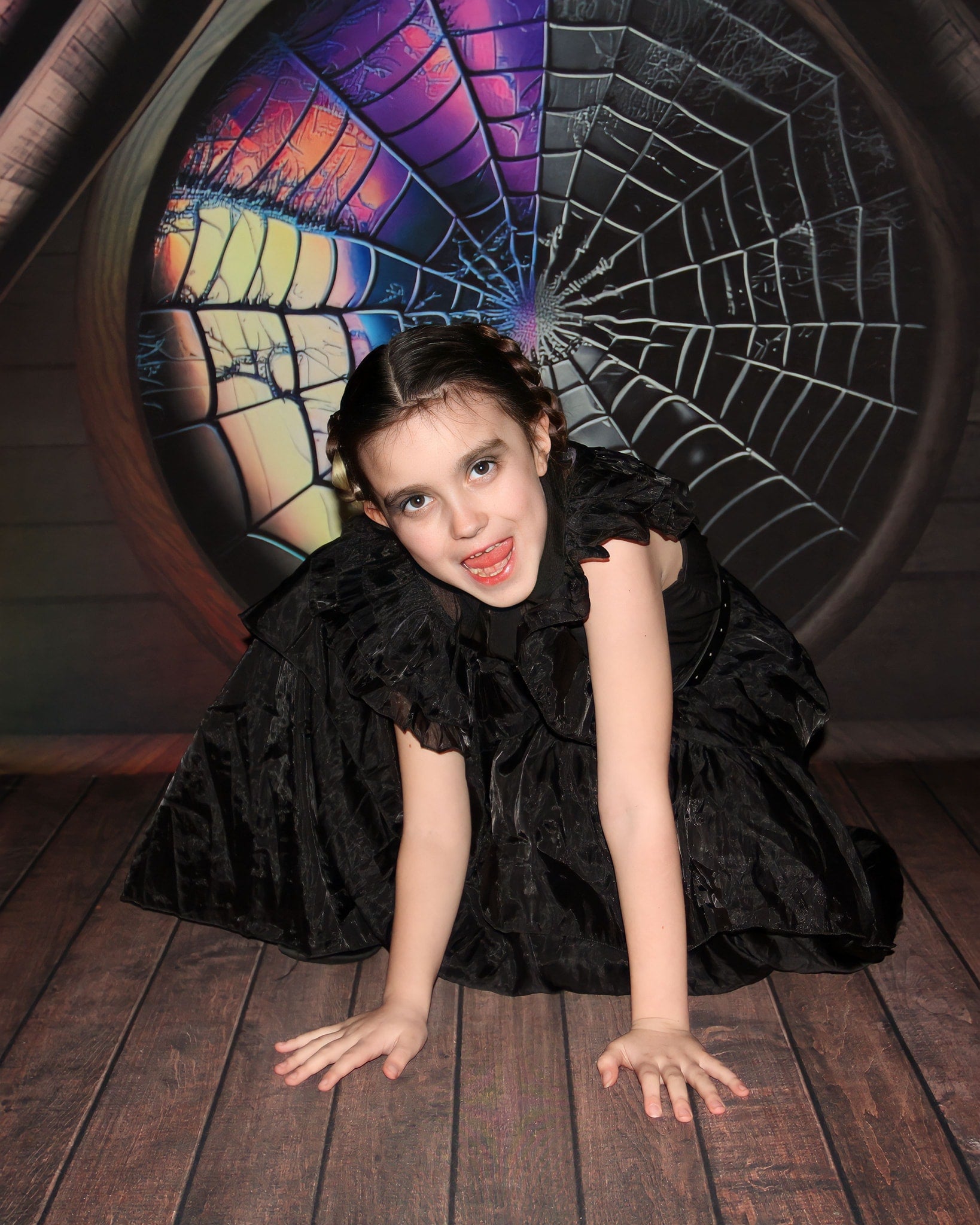 Kate Halloween Grenier Toile d'araignée Fenêtre Toile de fond conçue par Mini MakeBelieve