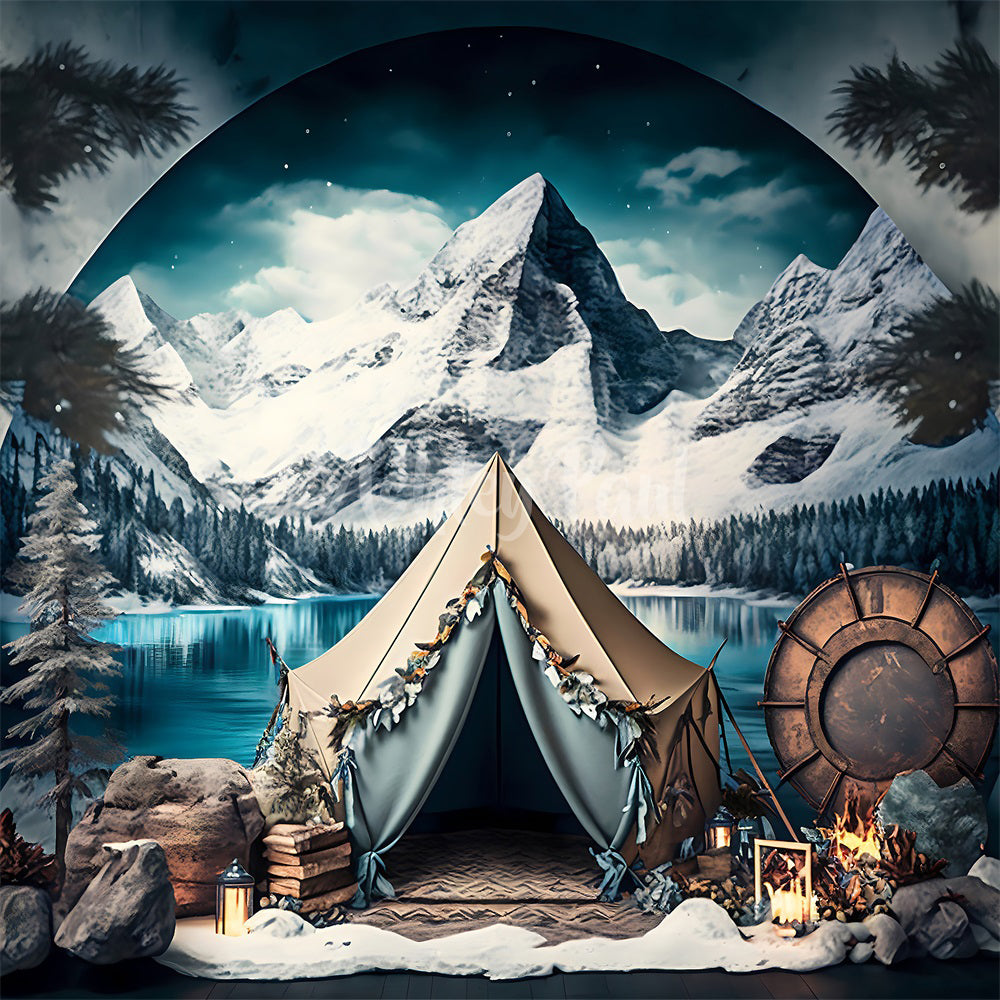 Kate Hiver Camping Montagne Neige Toile de fond conçu par Ashley Paul