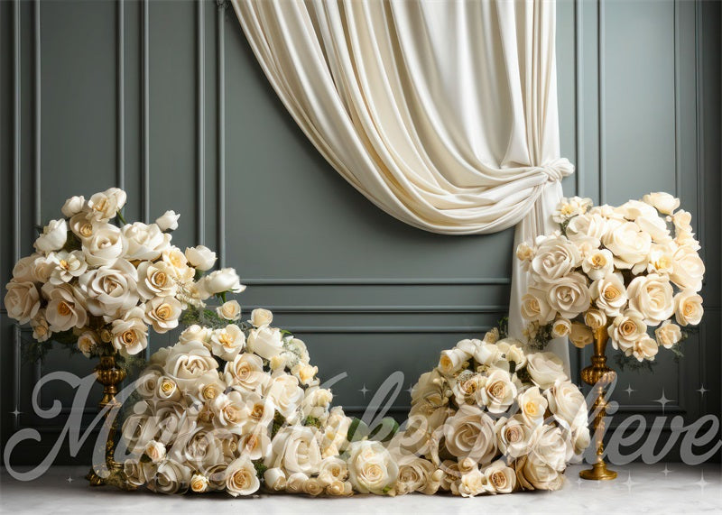 Kate Beaux-Arts Rideau Roses Blanc Mur gris Toile de fond conçue par Mini MakeBelieve