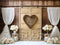 Kate Intérieur Grange Cœur Rideau Porte Toile de fond conçue par Mini MakeBelieve - Kate Backdrop FR