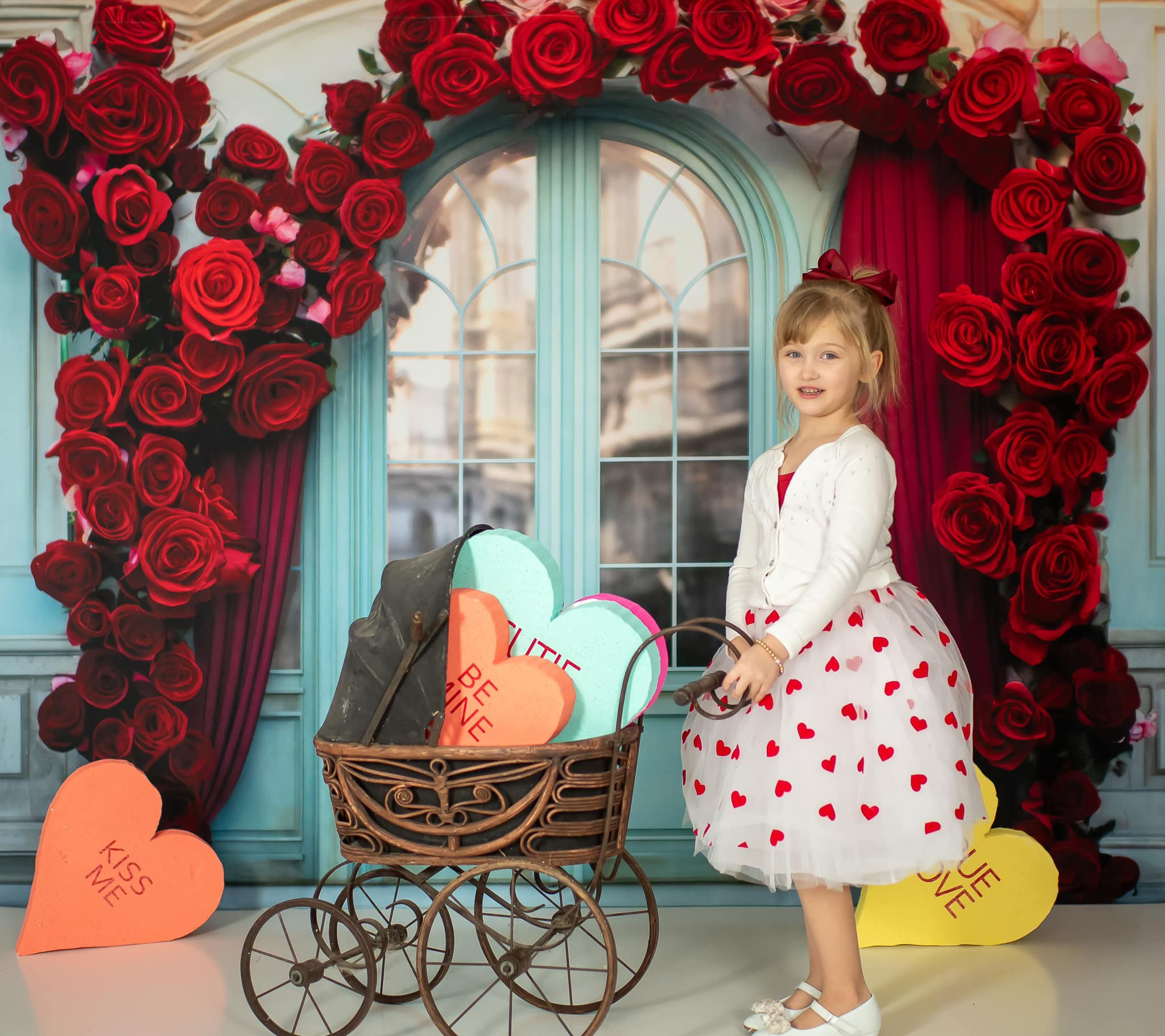 Kate Roses Rouge Porte Mur Bleu Extérieur Toile de fond conçue par Mini MakeBelieve - Kate Backdrop FR