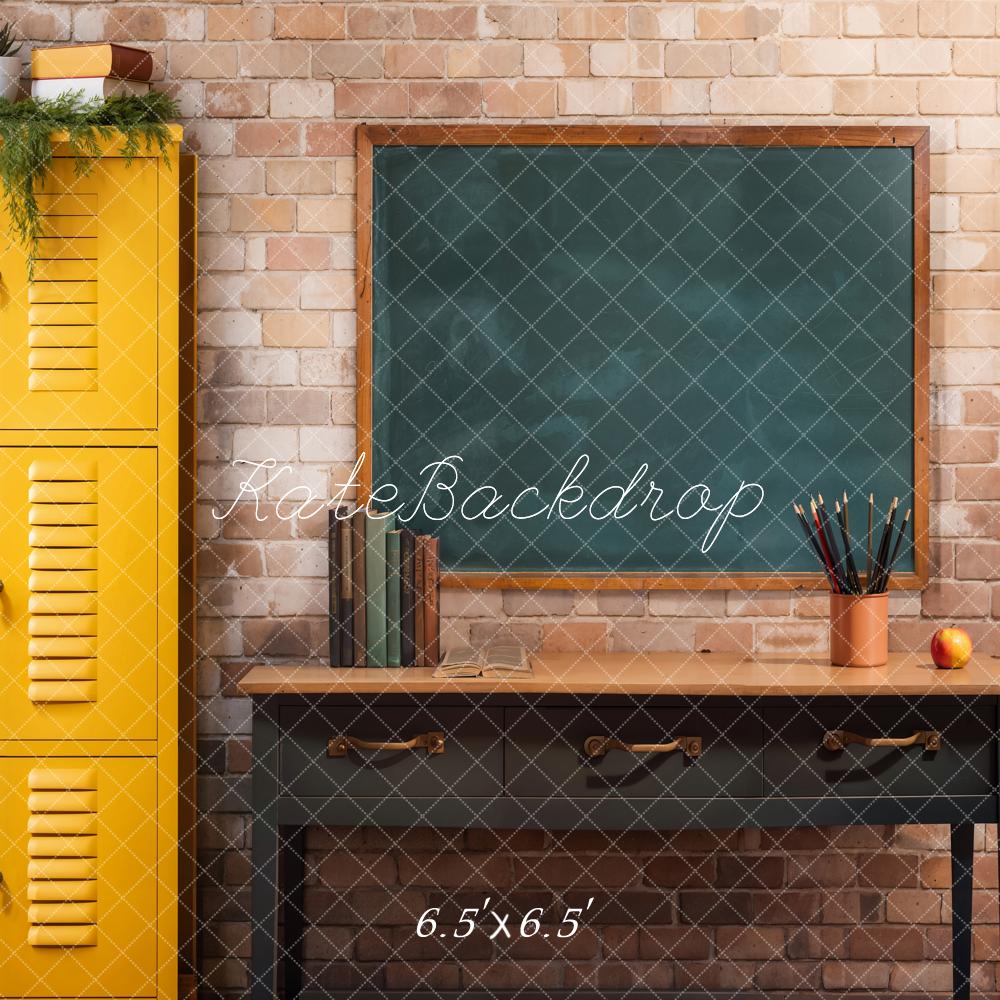 Kate Retour à l'école Casier Jaune Bureau Mur de briques Toile de fond conçue par Emetselch - Kate Backdrop FR