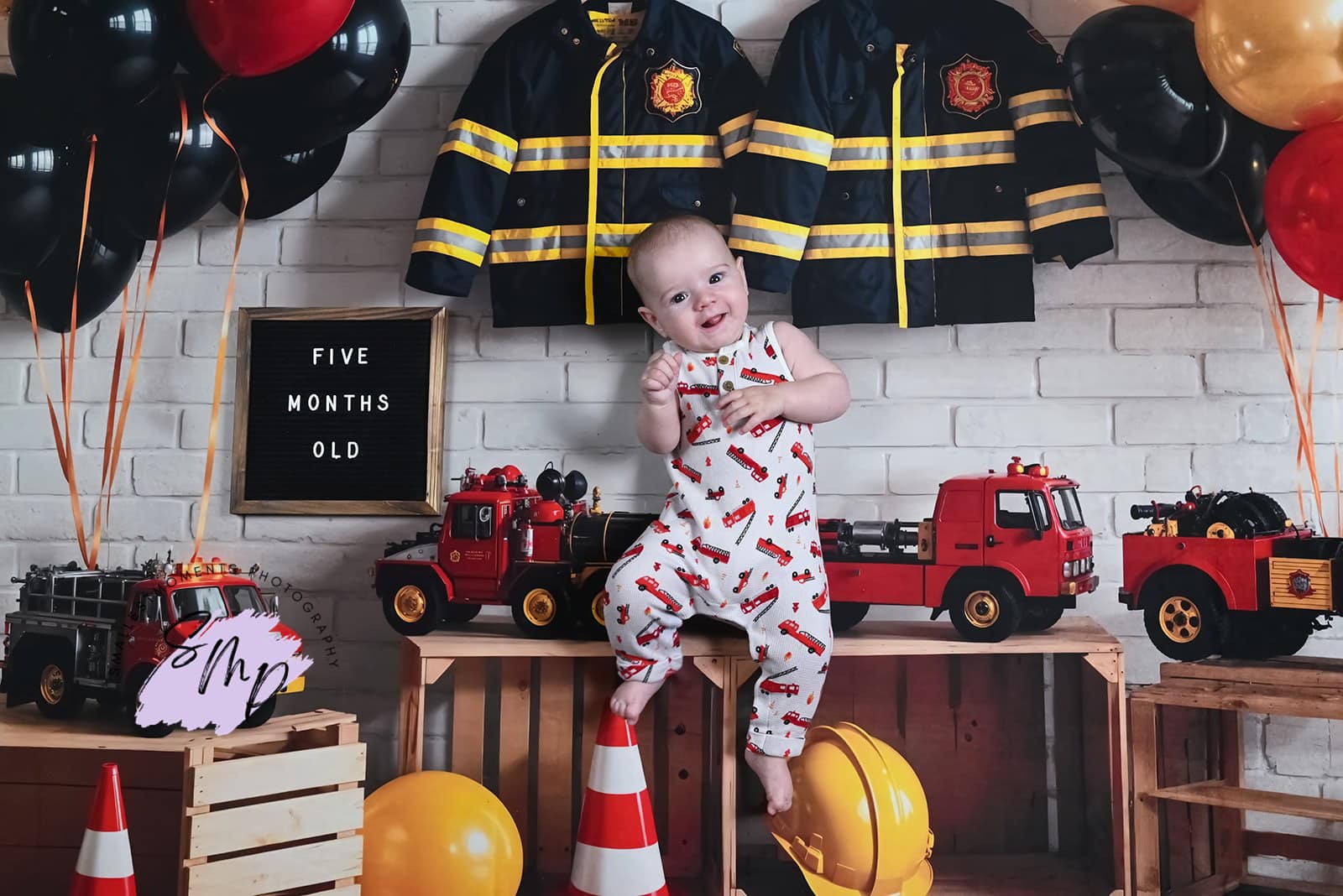 Kate Anniversaire Pompiers Voiture-jouet Uniforme Toile de fond conçue par GQ - Kate Backdrop FR