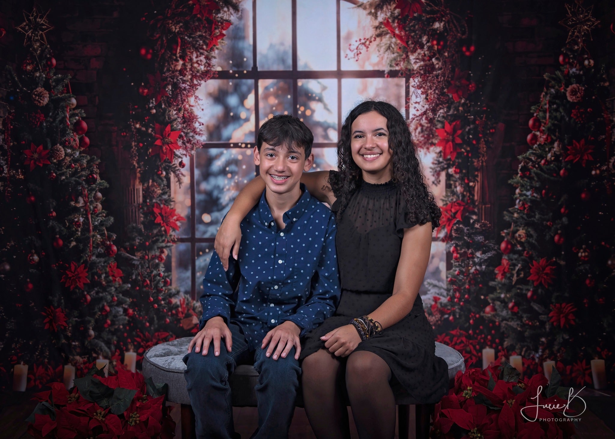 Kate Arbre de Noël Fenêtre Rouge Intérieur Toile de fond conçue par Emetselch - Kate Backdrop FR