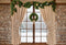 Kate Noël Guirlande Fenêtre Mur de briques Toile de fond conçue par Emetselch - Kate Backdrop FR