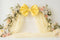 Kate Fleurs Jaune Nœud Anniversaire Toile de fond conçue par Patty Roberts - Kate Backdrop FR
