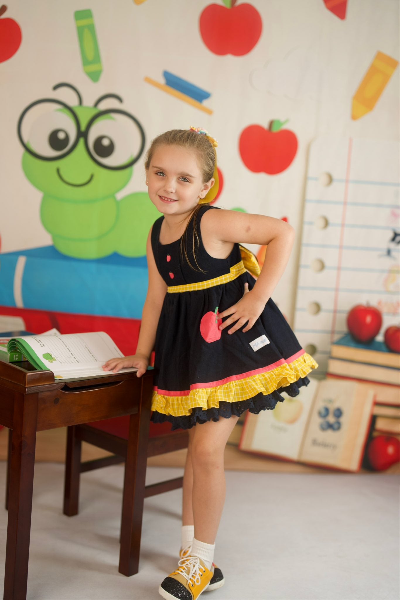 Kate Scolaire Livres Ver Crayon Toile de fond conçue par Patty Roberts - Kate Backdrop FR