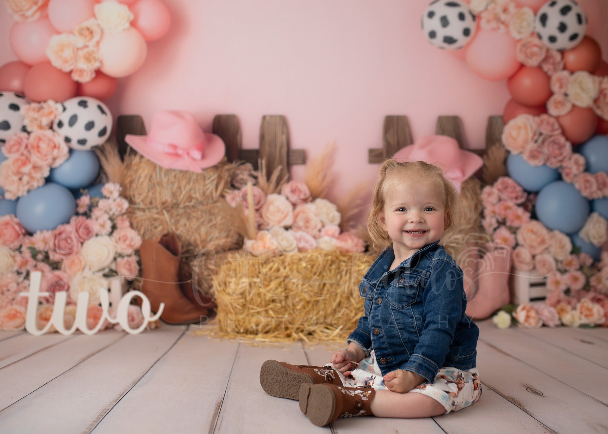 Kate Cowgirl Western Fleurs Rose Anniversaire Toile de fond conçue par Patty Roberts - Kate Backdrop FR