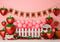 Kate Anniversaire Fraises Marché Toile de fond conçue par Patty Roberts - Kate Backdrop FR