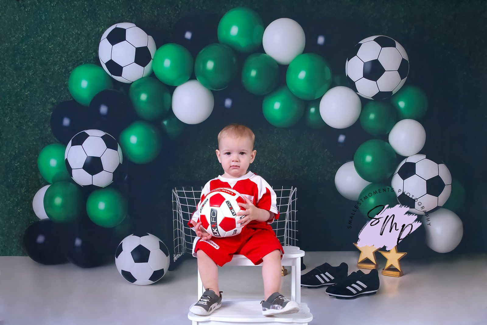Kate Anniversaire Football Ballon Vert Toile de fond conçue par Patty Roberts